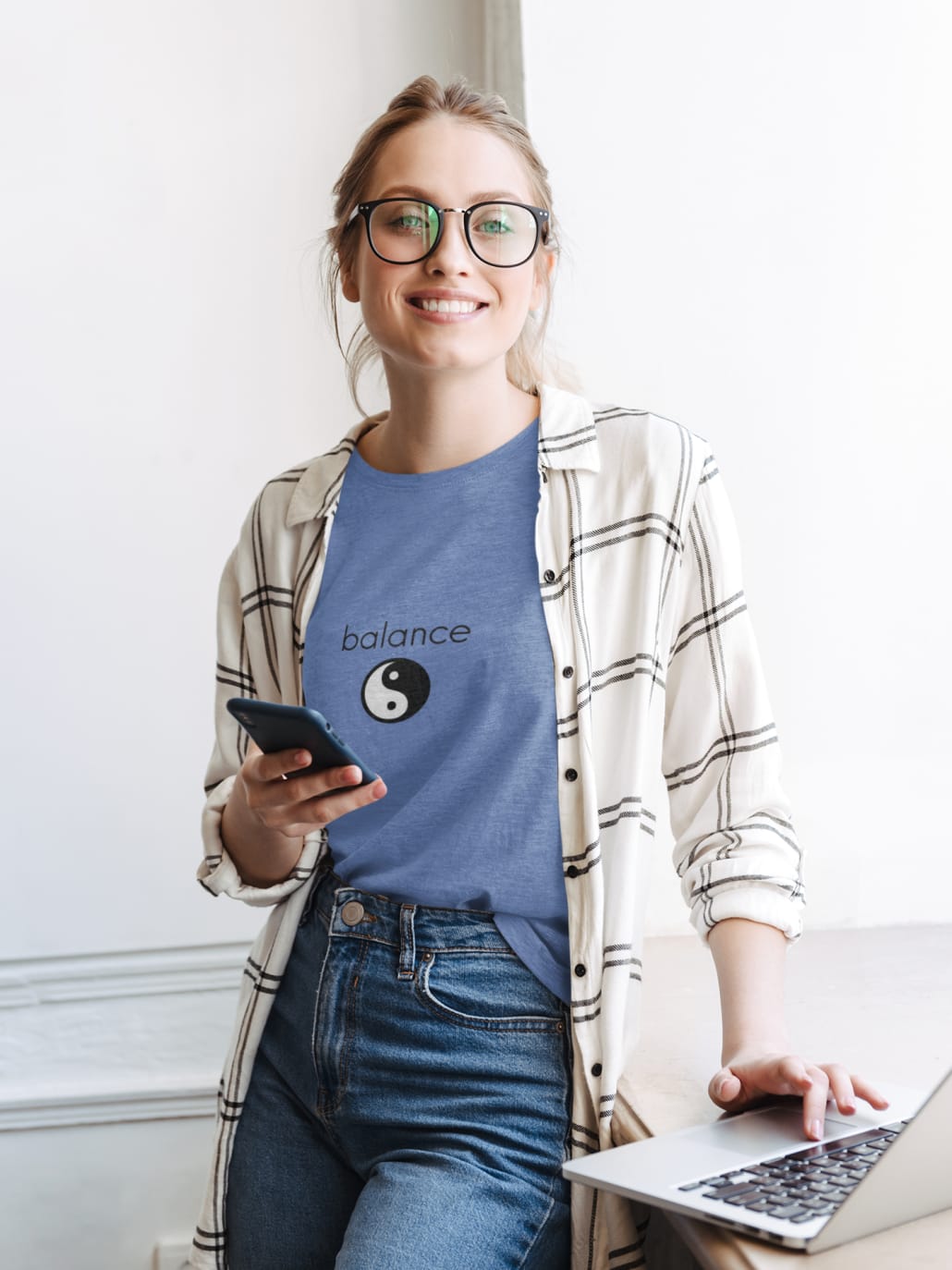 College-Student zu Hause mit Oversize-Denim meliert-T-Shirt